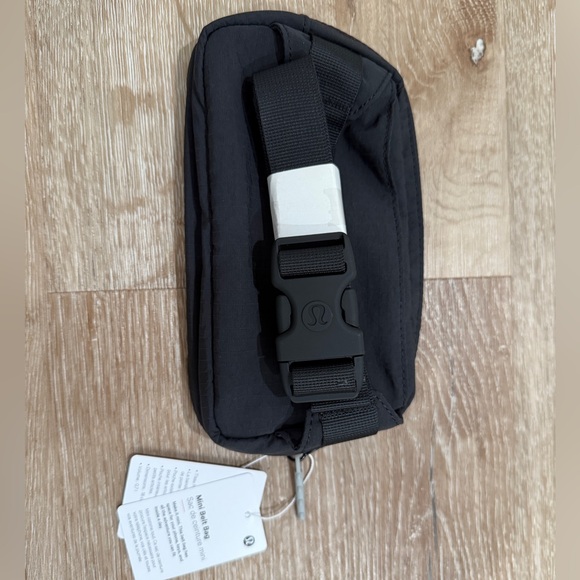 NWT Lululemon Mini Belt Bag in Black - Picture 8 of 10